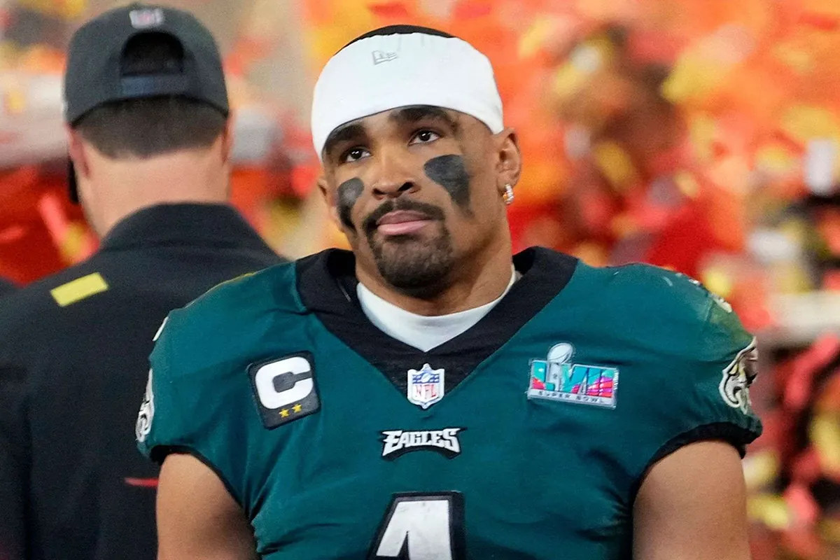 Jalen Hurts gets emotional and admits that losing Super Bowl LVII to the  Chiefs changed his life forever | Marca