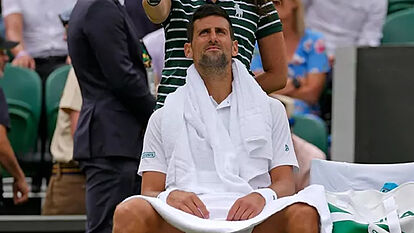 Novak Djokovic inhales something suspicious from a bottle during a break at  Wimbledon | Marca