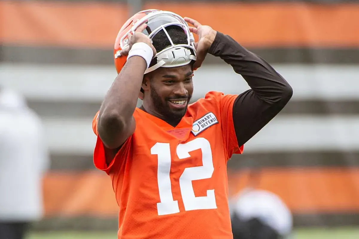 Fenomeno Shedeur Sanders: Il Giovane QB che Sta Scuotendo la NFL e Viene Paragonato a LeBron James