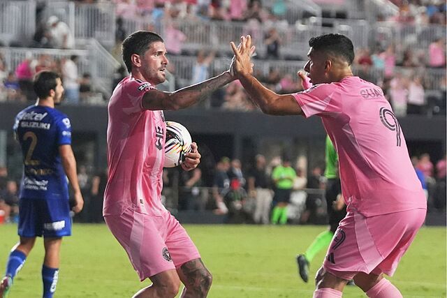 Inter Miami midfielder Rodrigo De Paul, left celebrates with forward Luis Surez after scoring a goal during the first half of a Leagues Cup soccer match against Puma UNAM