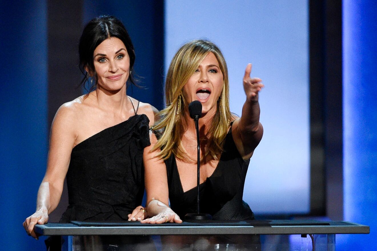 Jennifer Aniston and Courtney Cox broke the Internet with selfie.