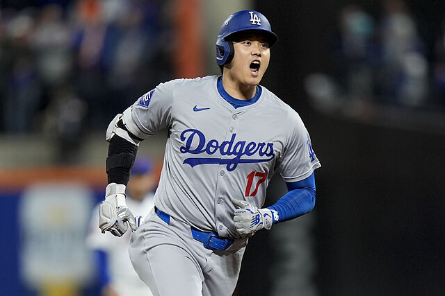 Shohei lt;HIT gt;Ohtani lt;/HIT gt; de los Dodgers de Los �ngeles celebra tras batear un jonr�n ante los Mets de Nueva York durante el primer inning del cuarto juego de la Serie de Campeonato de la Liga Nacional, el jueves 17 de octubre de 2024, en Nueva York. (AP Foto/Frank Franklin II)