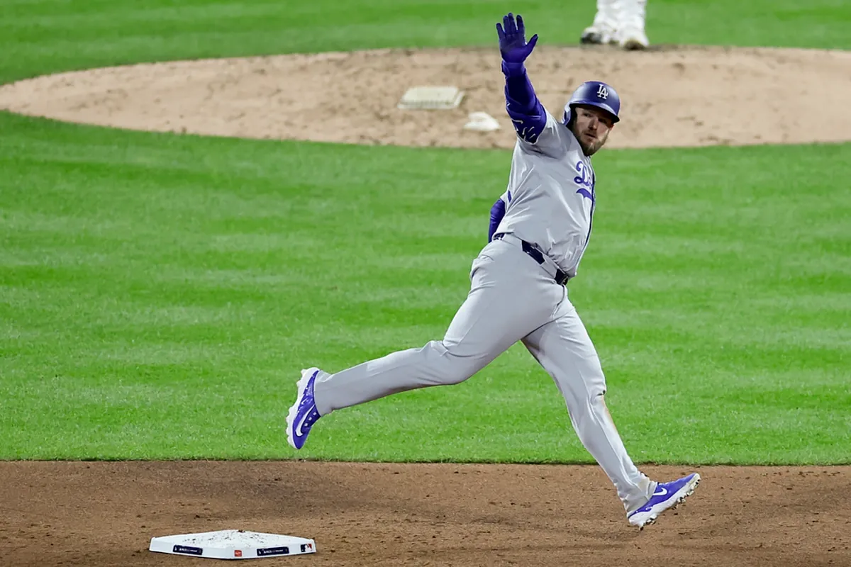 スポーツ Los Angeles Dodgers MAX MUNCY Max Muncy slugs a two-run homer to right field | 08/28/2023
