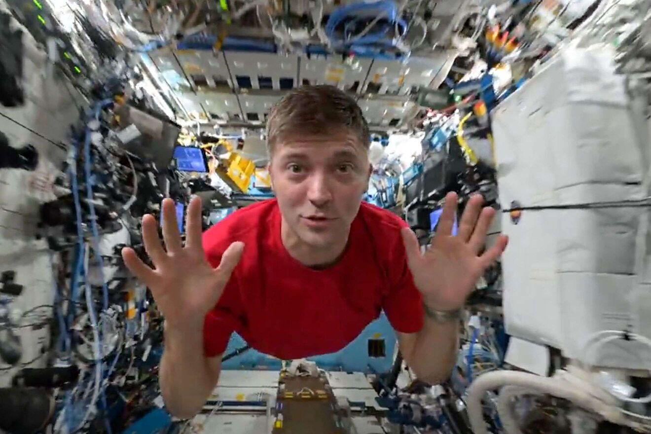 Astronaut Matthew Dominick shows how to record a video with zero...