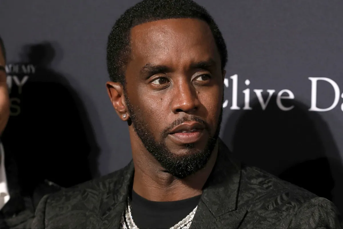 King Combs defies court dress code in show of support | Marca