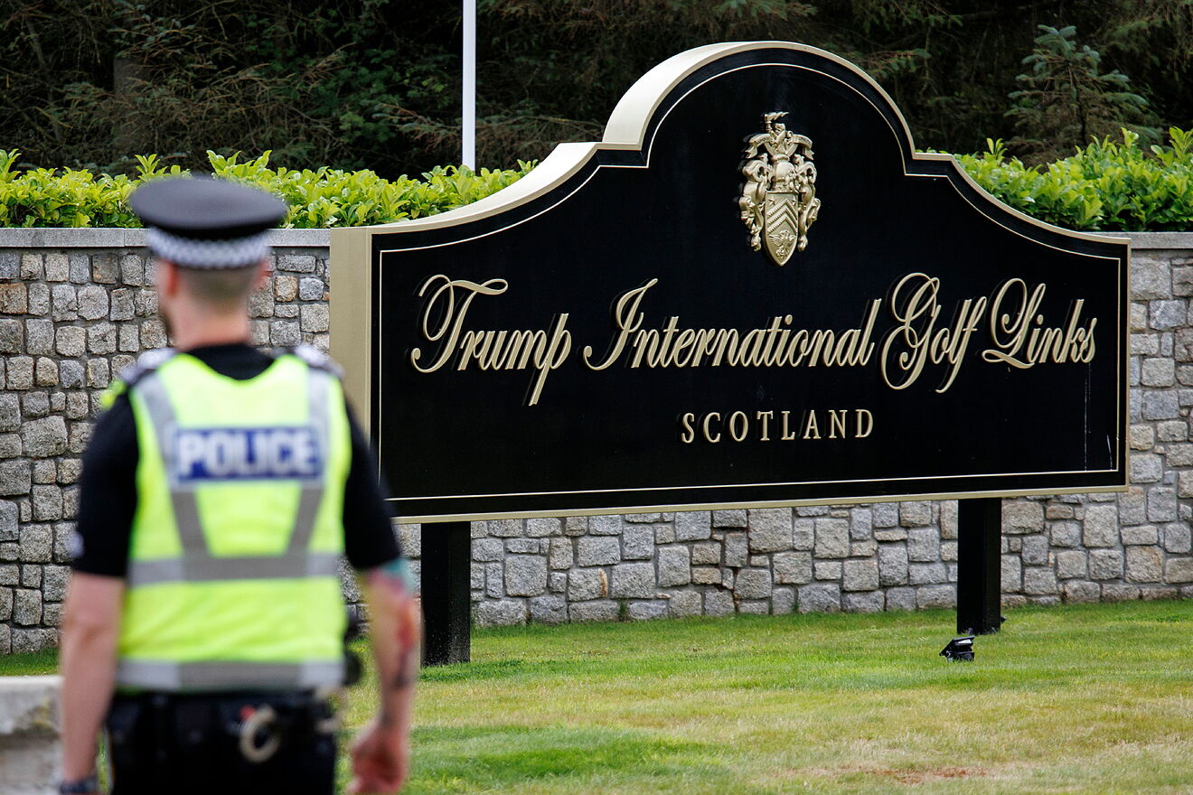 BALMEDIE (United Kingdom), 29/07/2025.- A police officer guards the...