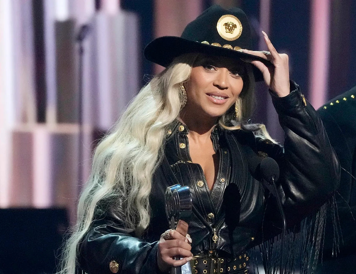 Beyonce overcomes dramatic mid-air stunt that leaves fans in shock at Houston show