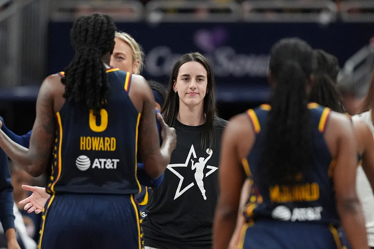 Caitlin Clark receives the worst news in the midst of her injury: her next  trainer will be an old 'enemy' | Marca