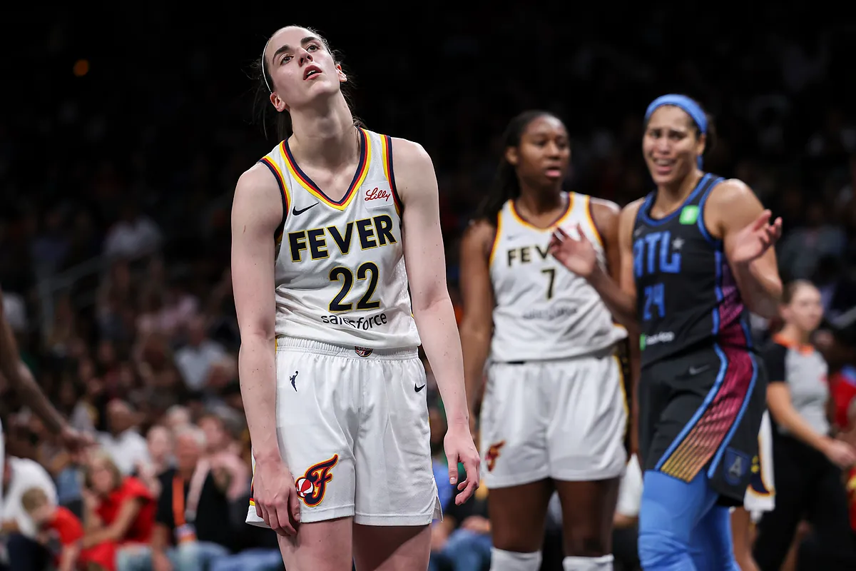 Caitlin Clark's eye roll from the bench under scrutiny as Indiana Fever  fall short | Marca