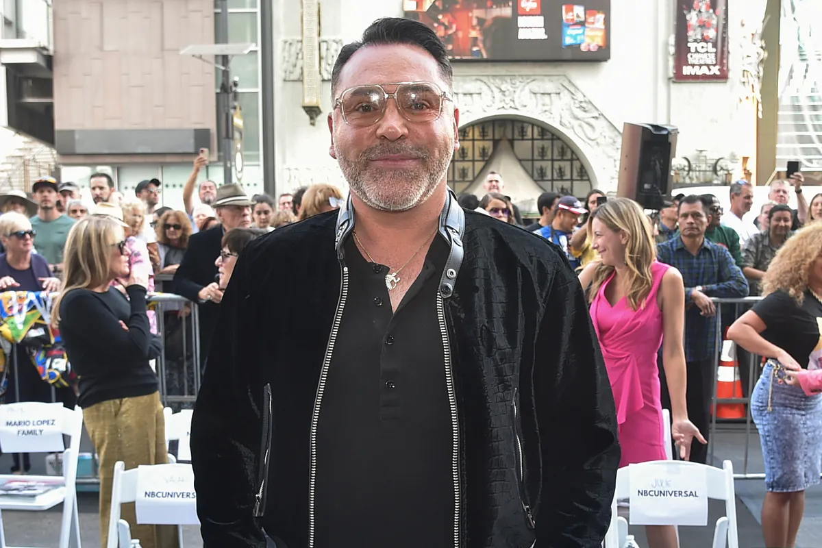 Oscar De La Hoya finds new way to be mad and start war with fellow boxing promoters