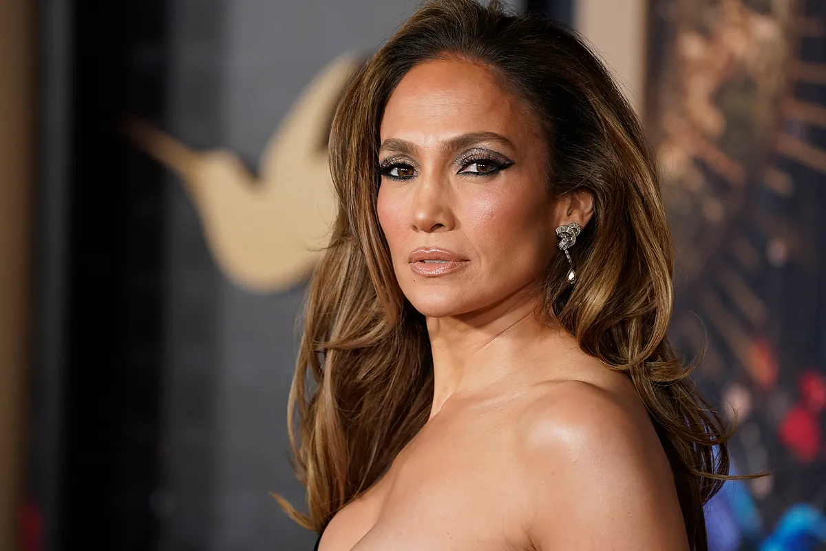 Jennifer Lopez gets asked a "knife" question from Little reporter and she finds impossible to get around it