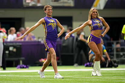 Vikings defend male cheerleaders amid social media backlash over viral  video | Marca