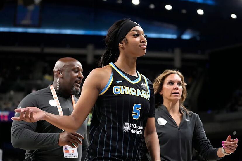 Angel Reese takes out her anger on a Chicago Sky teammate after she fails  to pass her the ball | Marca