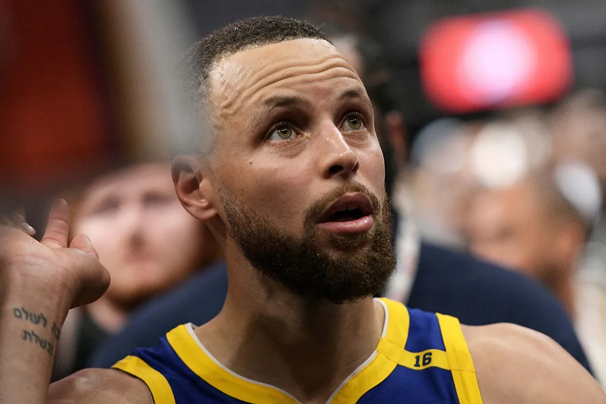 Steph Curry gets introduced to a "new teammate" mid-game in classic Steve  Kerr fashion | Marca
