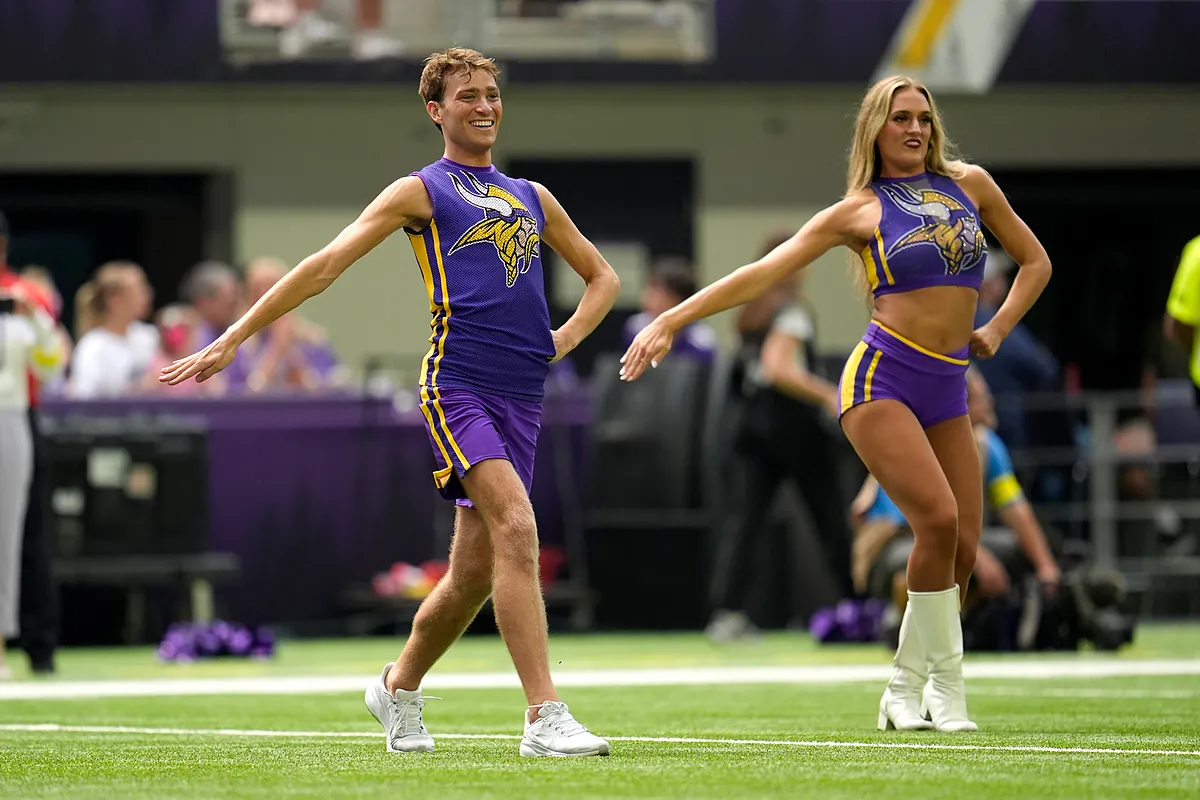 Vikings defend male cheerleaders amid social media backlash over viral  video | Marca