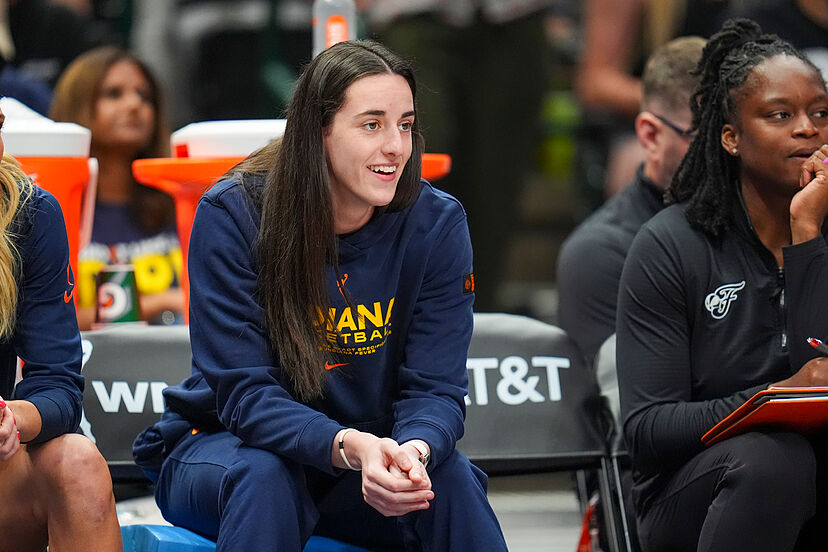 Caitlin Clark is happy after Chloe Bibby convinced Stephanie White: Indiana  Fever sign her for the rest of the season | Marca
