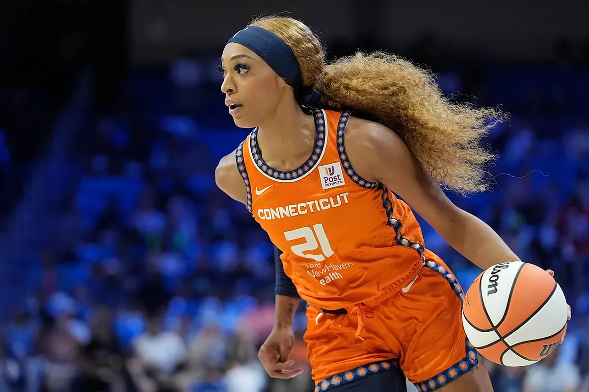 DiJonai Carrington sparks outrage after controversial foul as questions  mount over her playing style | Marca