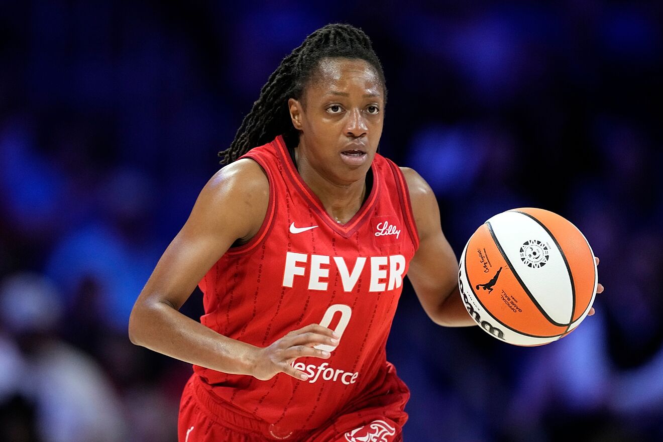 Fever coach drops blunt reaction after Sophie Cunningham injury as Kelsey Mitchell fuels stunning comeback
