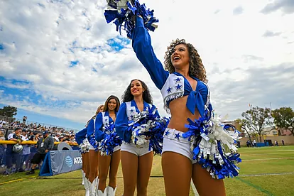 Cowboys cheerleader stuns in dazzling black dress, igniting NFL offseason buzz | Marca