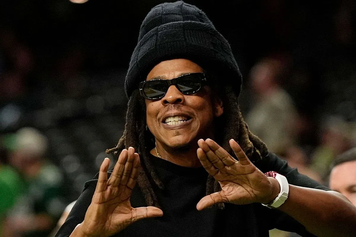 jay-z-taking-woman-with-him-to-his-exclusive-suit-goes-viral-in