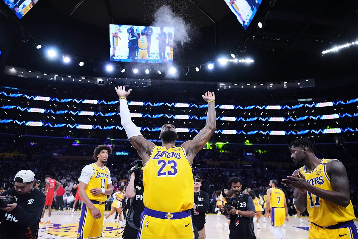 Los Angeles Lakers expect LeBron James to exercise his 52.6-million-dollar player option